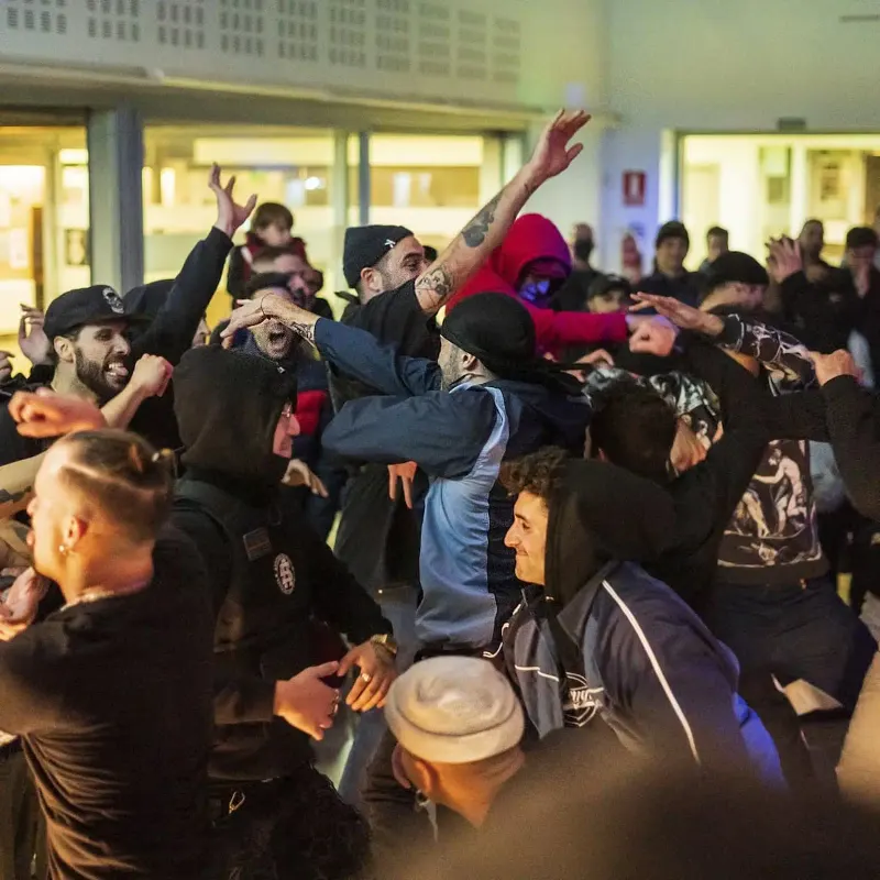Els crews i el públic celebrant eufòrics un moviment durant una batalla