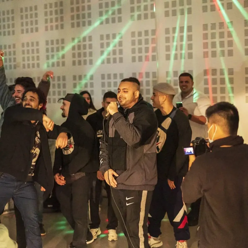 MC Anwar rapejant envoltat de gent
