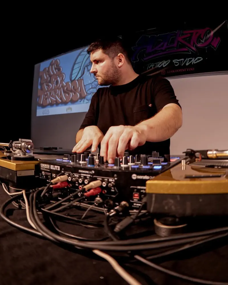 El DJ punxant, amb el logo de This is for Terrassa a la pantalla del fons