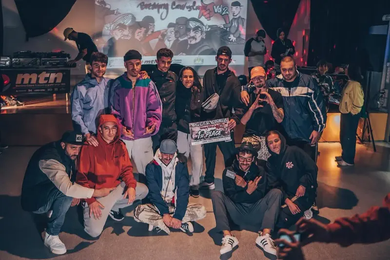El crew Still Young Kiz, guanyador del Vol. 2 de This is for Terrassa, posant amb el premi