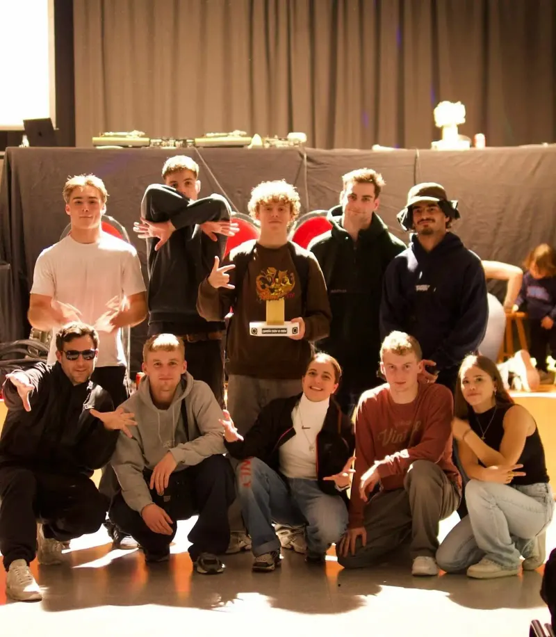 El crew Battle Droids, guanyador del Vol. 5 de This is for Terrassa, posant amb el premi