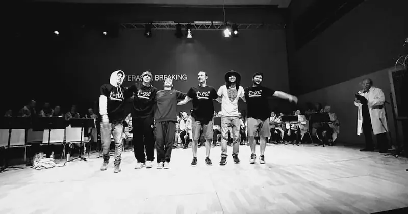 Els ballarins saludant a l'escenari del conservatori després del show, amb els músics al fons