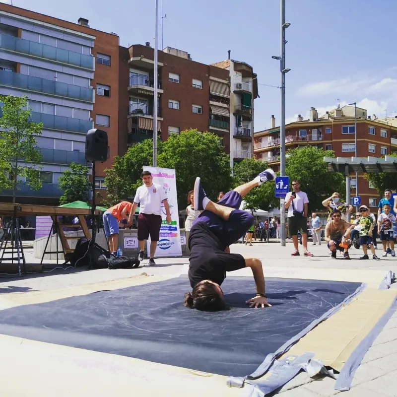 Un ballarí fent un freeze sobre el cap i les mans durant l'exhibició
